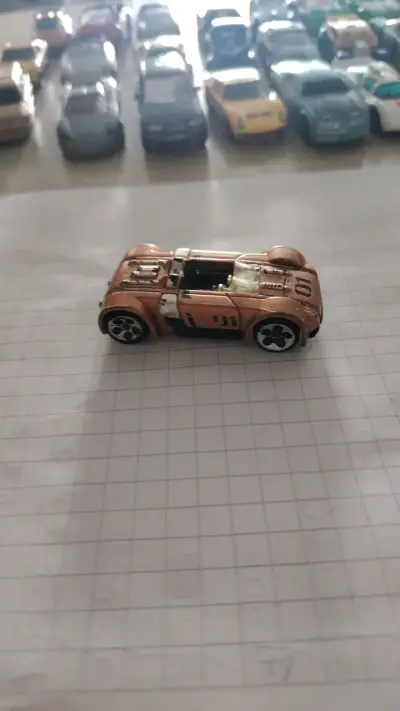 Auto de juguete metálico coleccionable - miniatura 3