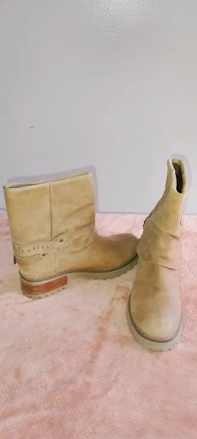 Botas de gamuza cuero color beige para mujer - miniatura 2