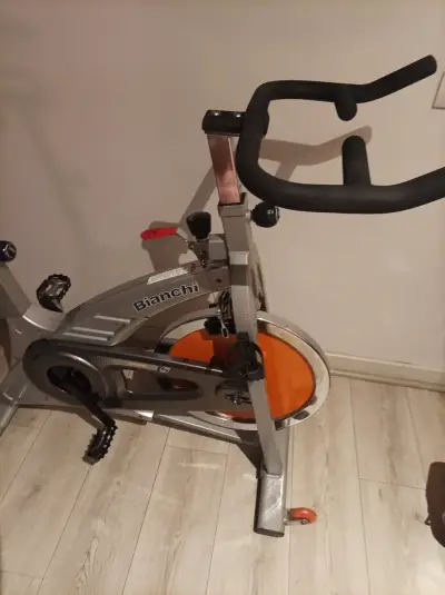 Bicicleta estática Bianchi para fitness - miniatura 2