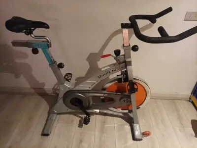 Bicicleta estática Bianchi para fitness - miniatura 3