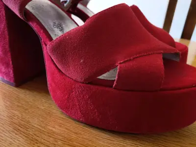 Sandalias de tacón alto rojas de gamuza 39 - miniatura 3