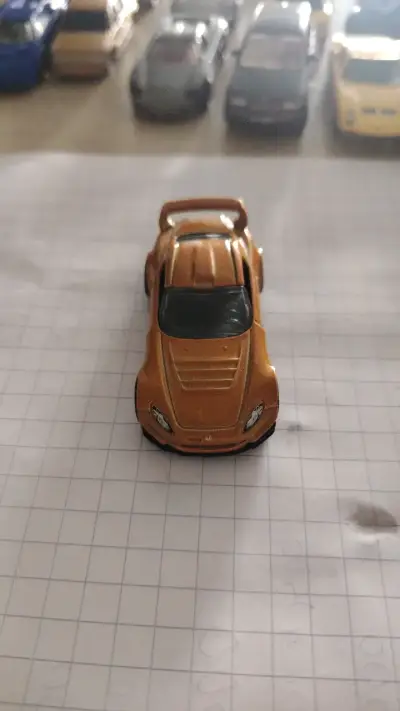 Auto coleccionable deportivo metálico dorado - miniatura 1