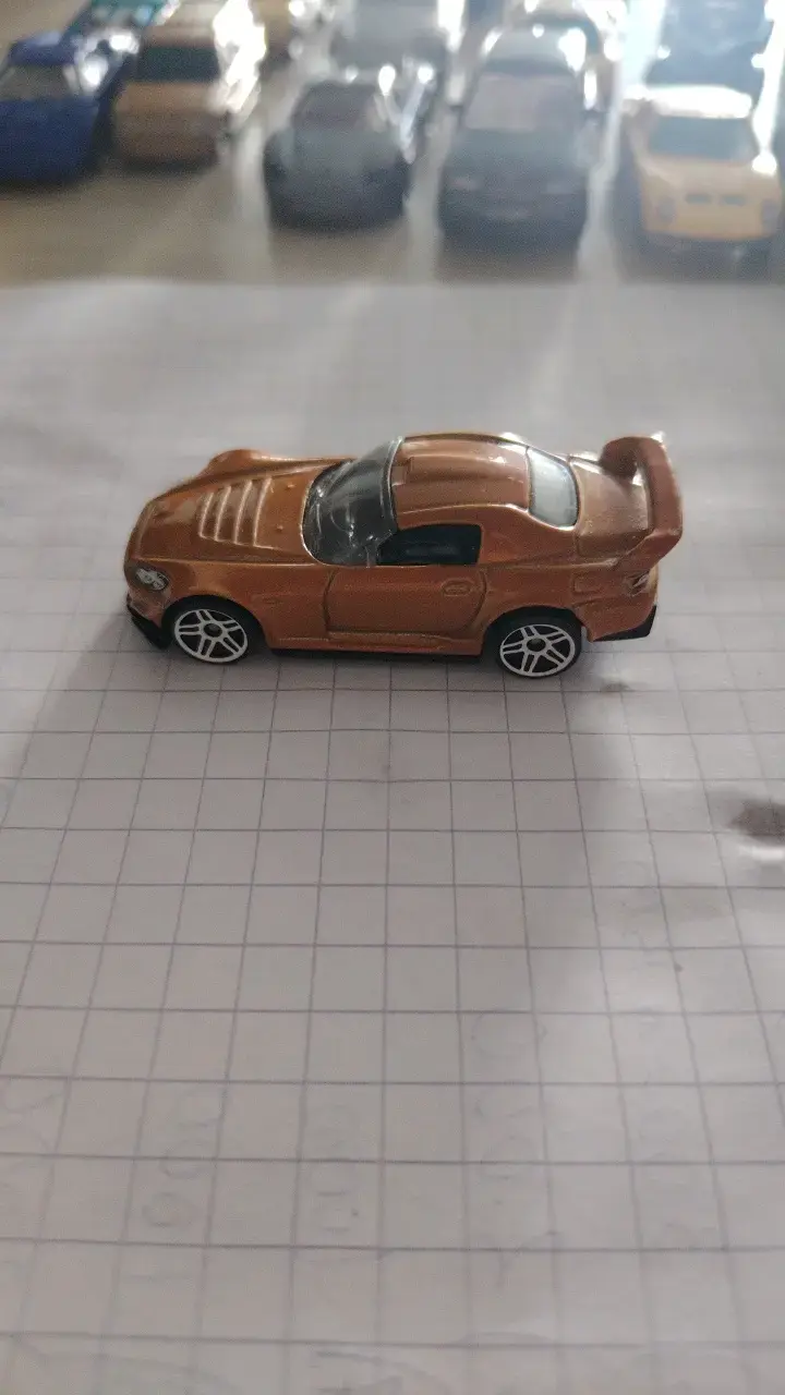 Auto coleccionable deportivo metálico dorado - 2