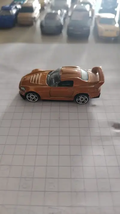 Auto coleccionable deportivo metálico dorado - miniatura 2