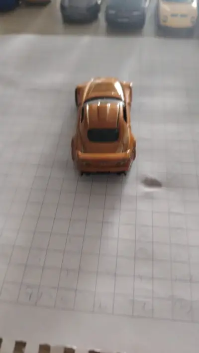 Auto coleccionable deportivo metálico dorado - miniatura 3