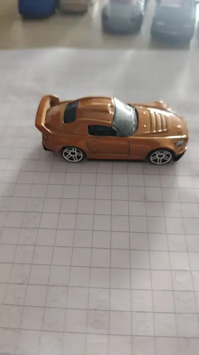 Auto coleccionable deportivo metálico dorado - miniatura 4
