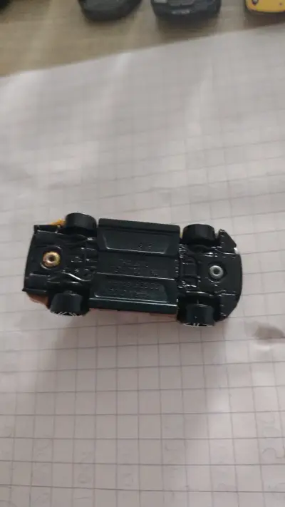 Auto coleccionable deportivo metálico dorado - miniatura 5