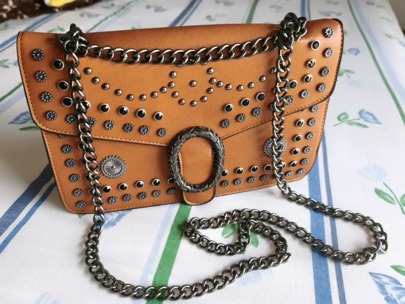 Cartera de cuero con tachas y cadena metálica - 1
