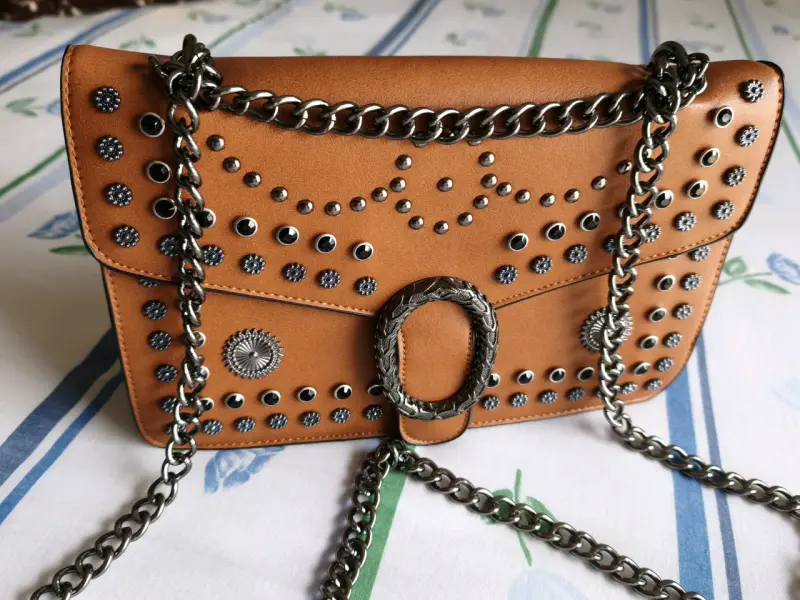 Cartera de cuero con tachas y cadena metálica - 2