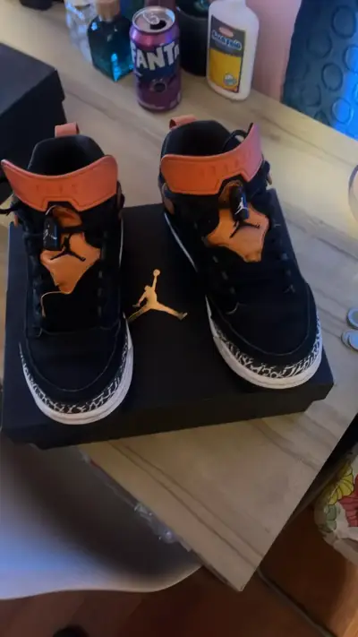 Zapatillas deportivas  Jordan negras  y naranjas - miniatura 1