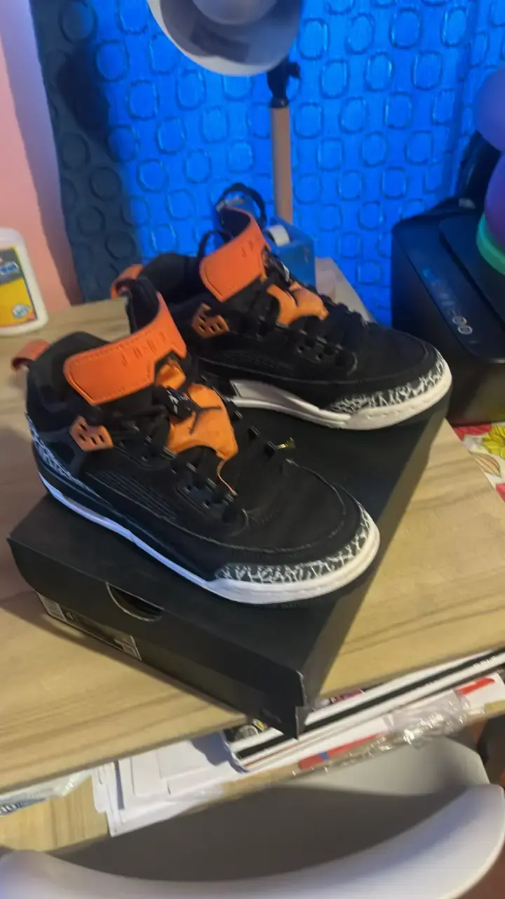 Zapatillas deportivas Jordan negras y naranjas - 2