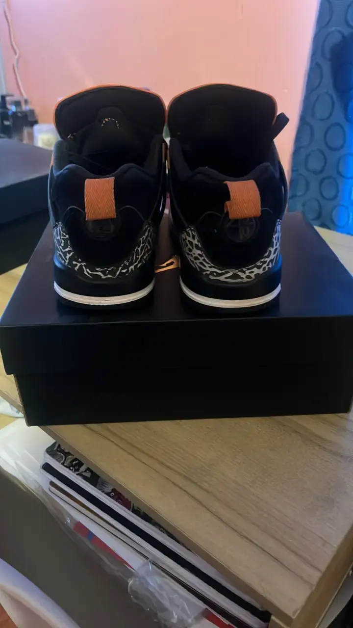 Zapatillas deportivas Jordan negras y naranjas - 3