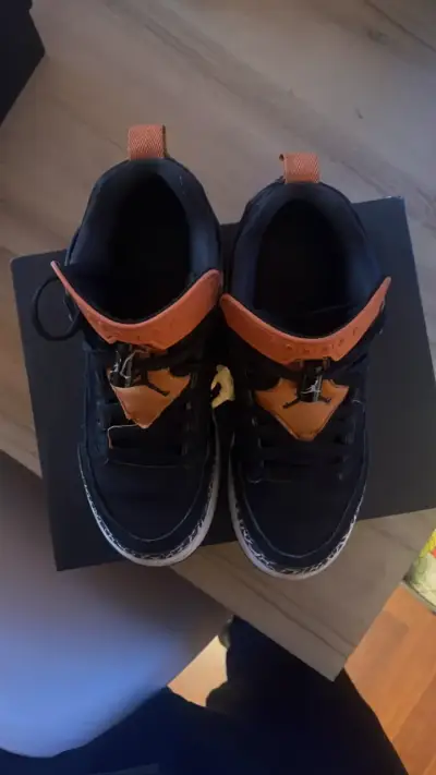 Zapatillas deportivas  Jordan negras  y naranjas - miniatura 4