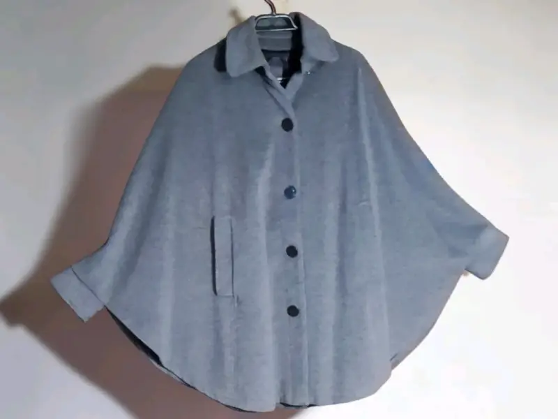 Fina capa gris de lana con botones - 2