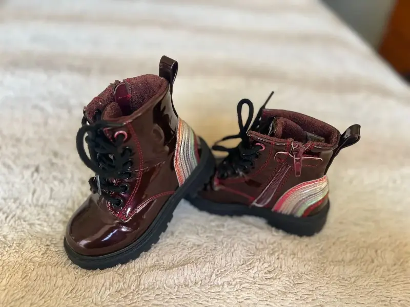 Botas infantiles de charol burdeos con arcoíris