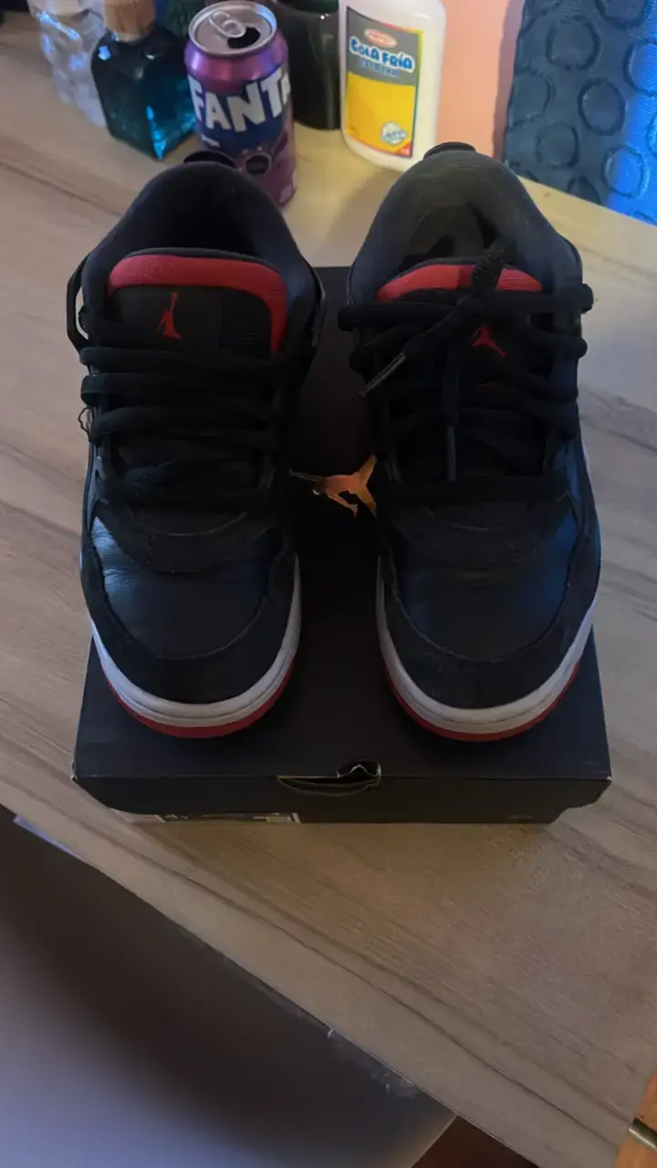 Zapatillas deportivas negras con detalles rojos - 1