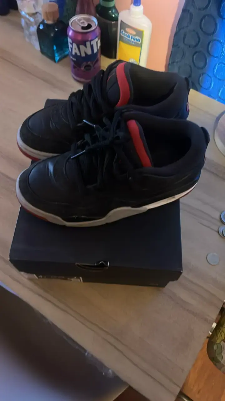 Zapatillas deportivas negras con detalles rojos - 2