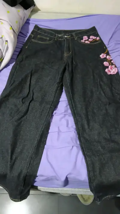 Jeans bordados florales para mujer - miniatura 1