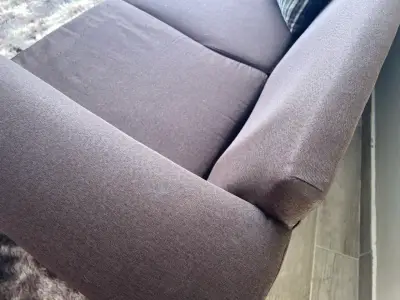 Sofá de tres plazas marrón con cojines decorativos - miniatura 4