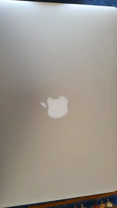 MacBook Apple en buen estado - miniatura 1