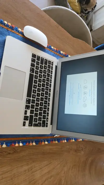 MacBook Apple en buen estado - miniatura 4