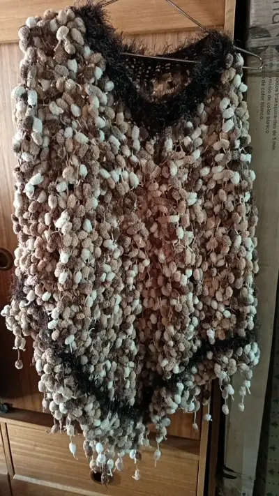 Poncho tejido artesanal en tonos marrones - miniatura 1