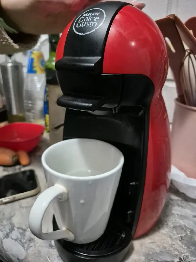 Cafetera Nescafé Dolce Gusto roja compacta - 1