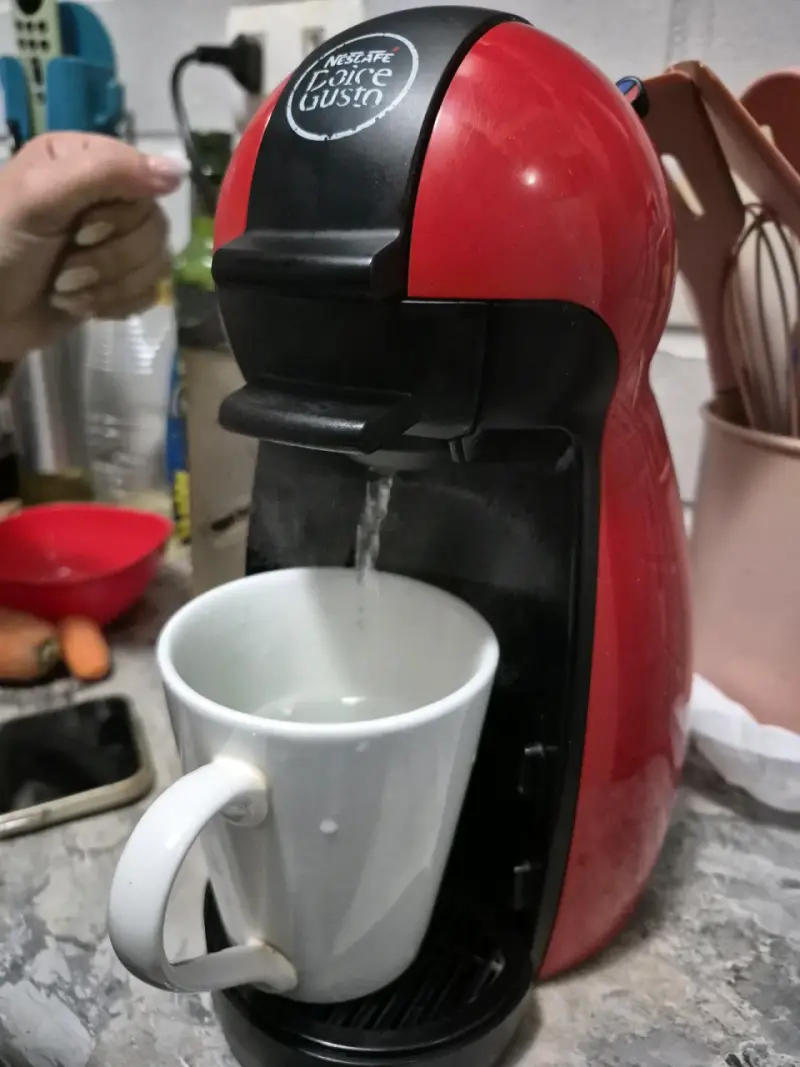 Cafetera Nescafé Dolce Gusto roja compacta - 2
