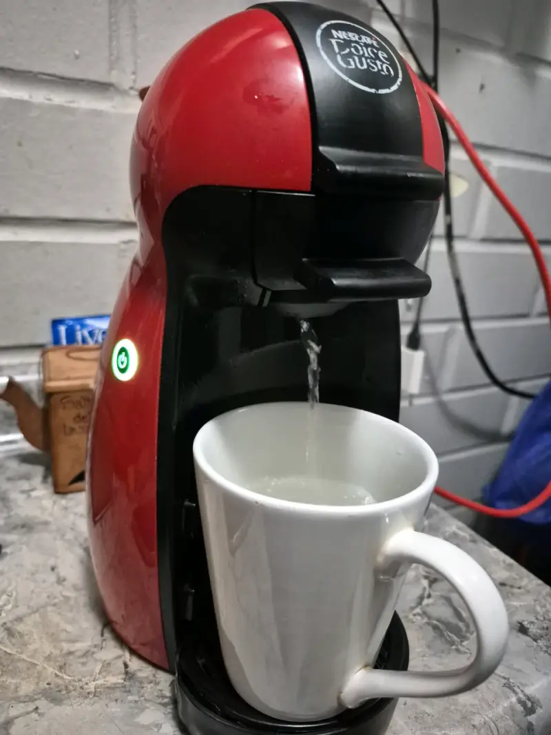 Cafetera Nescafé Dolce Gusto roja compacta - 3