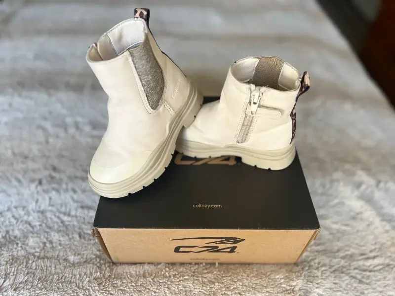 Botines beige para niños con cierre