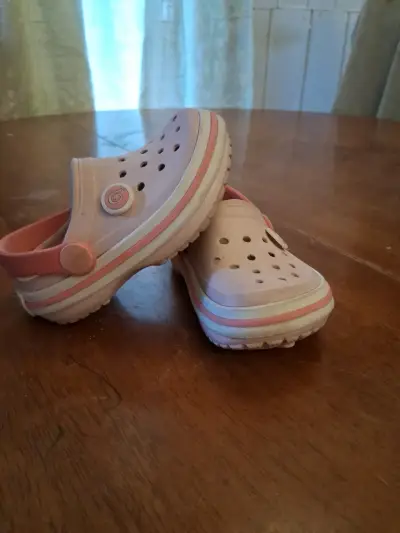Zuecos de goma rosados para mujer - miniatura 1