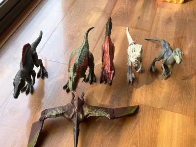 Set de 6 figuras de dinosaurios - miniatura 1