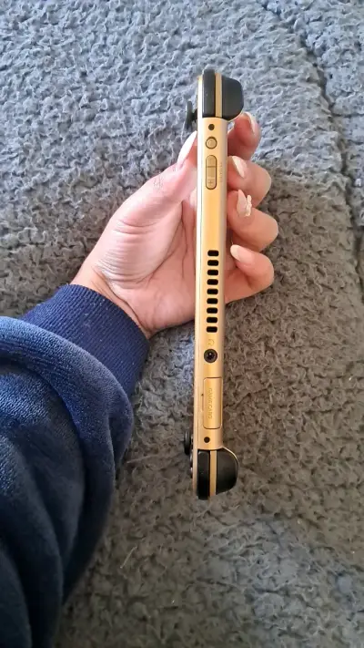 Consola portátil de videojuegos color dorado - miniatura 3
