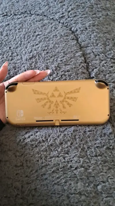Consola portátil de videojuegos color dorado - miniatura 5
