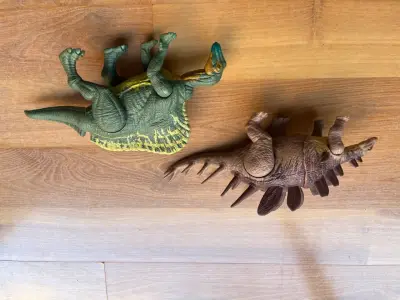 Figuras de dinosaurios de juguete - miniatura 1
