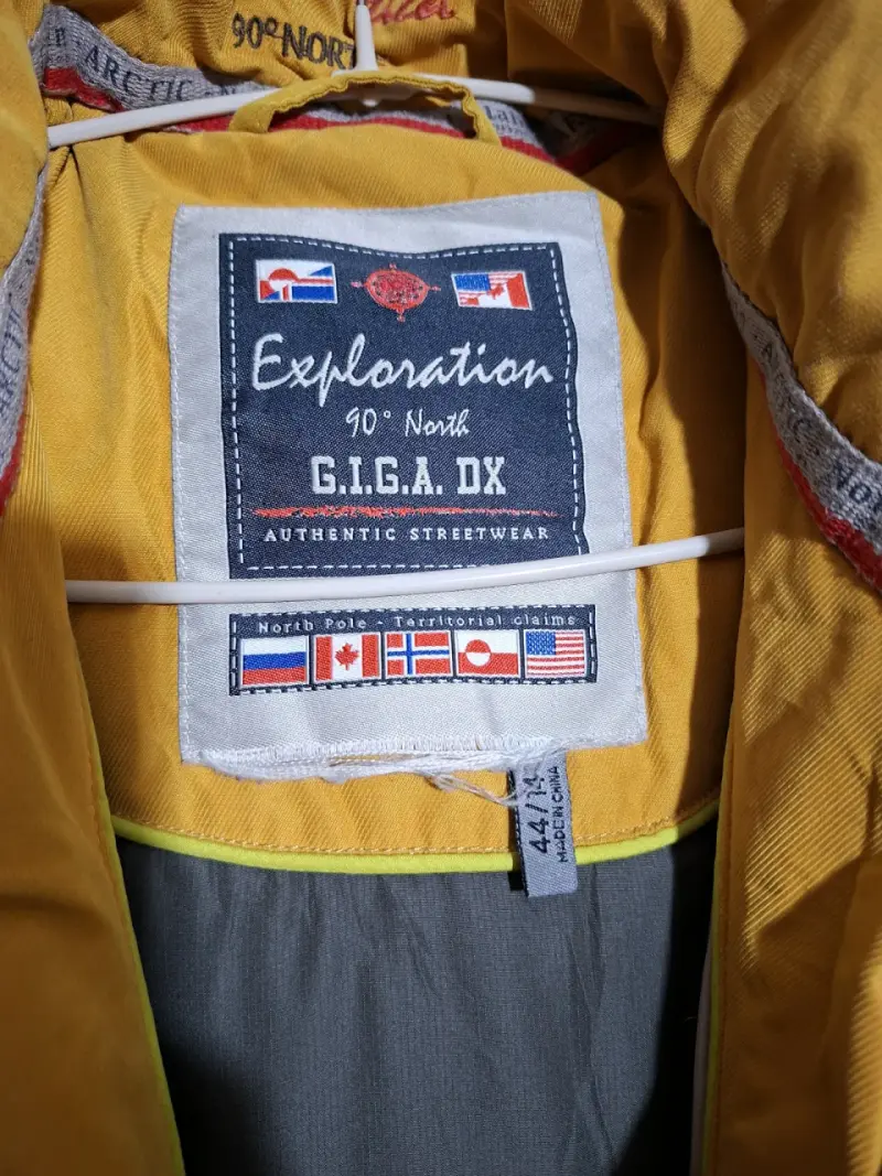 Chaquetaamarilla con gorro - 3
