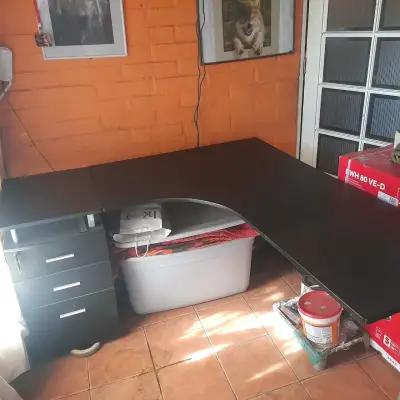 Escritorio en L negro con cajonera - miniatura 1