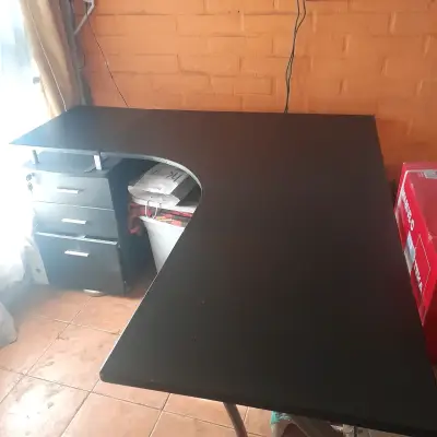 Escritorio en L negro con cajonera - miniatura 2