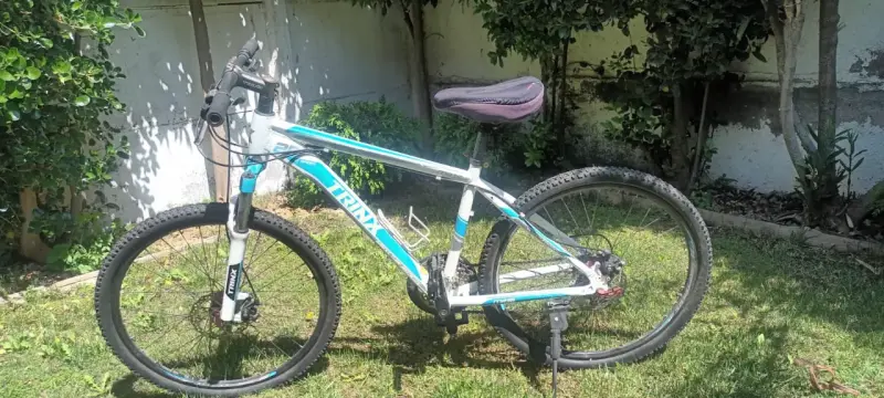 Bicicleta de montaña Trixx blanca y azul