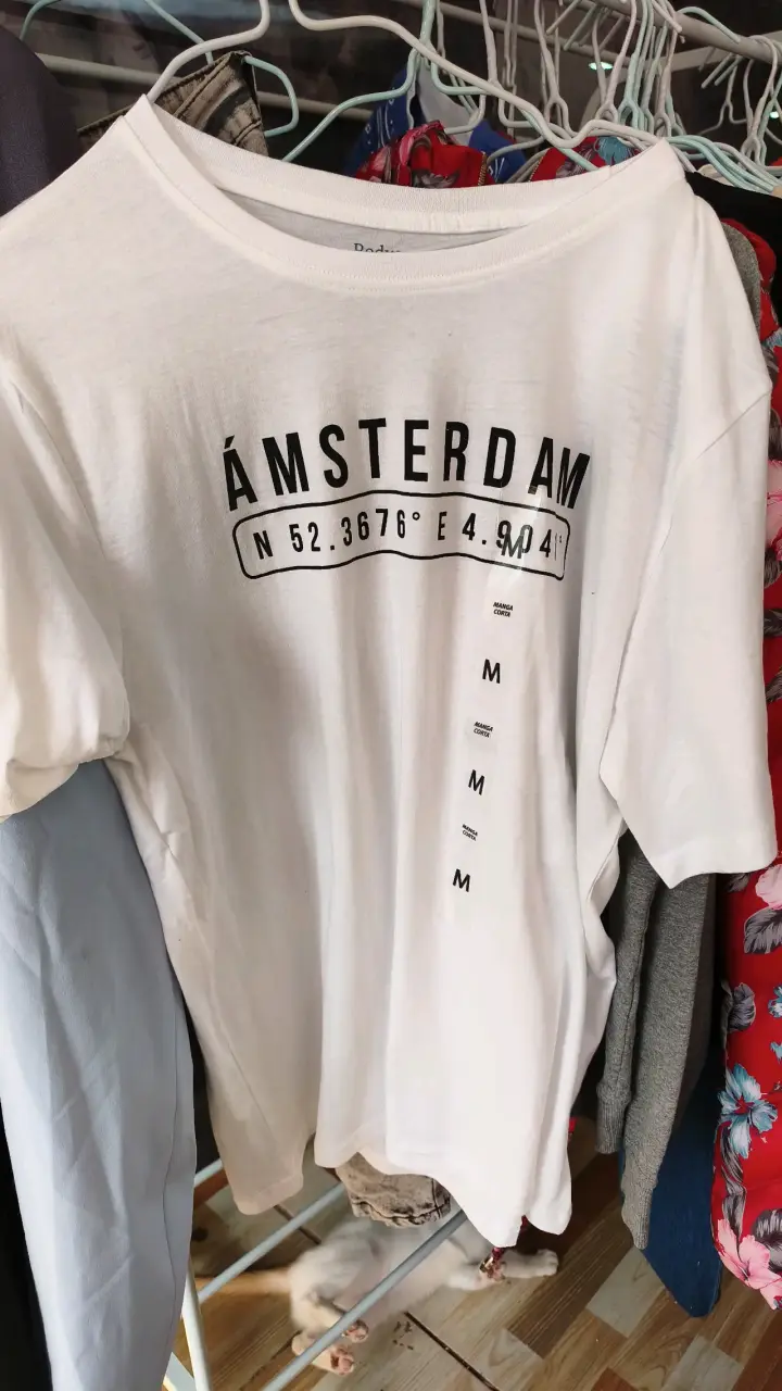 Polera blanca con estampado Ámsterdam