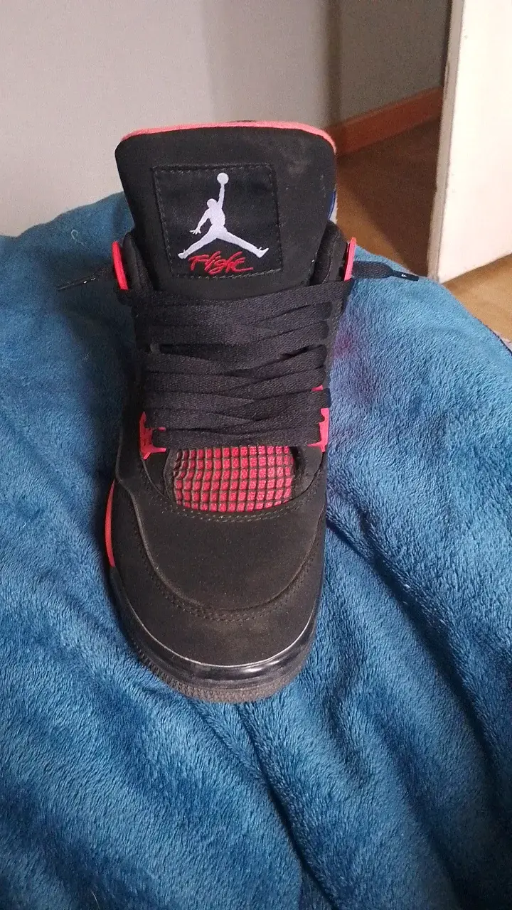 Zapatillas deportivas negras con detalles rojos - 1