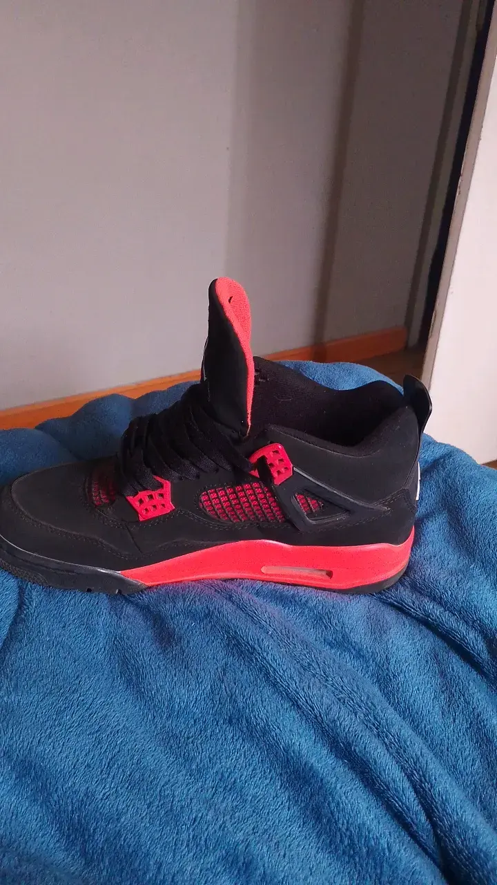 Zapatillas deportivas negras con detalles rojos - 2