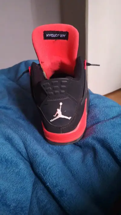 Zapatillas deportivas negras con detalles rojos - miniatura 3