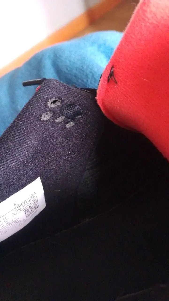 Zapatillas deportivas negras con detalles rojos - 5