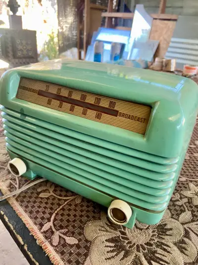 Radio vintage verde menta estilo retro - miniatura 1