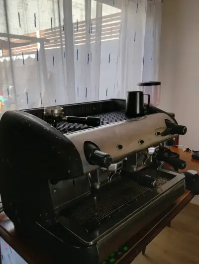Máquina de café espresso profesional doble grupo - miniatura 2