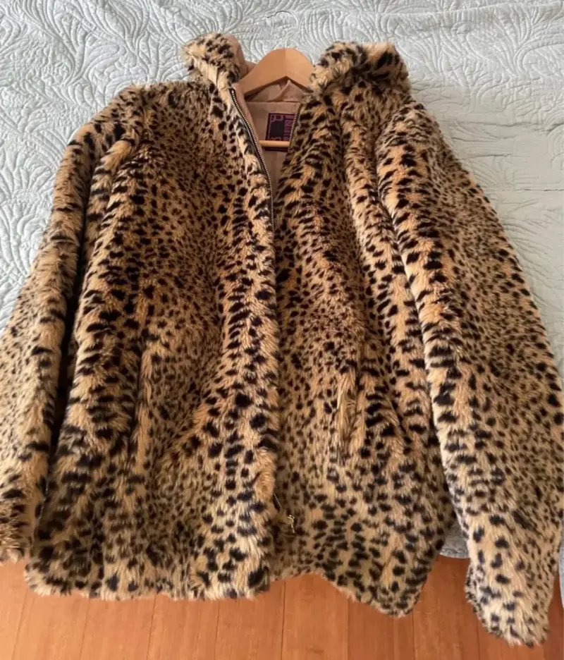 Abrigo de piel sintética con estampado animal