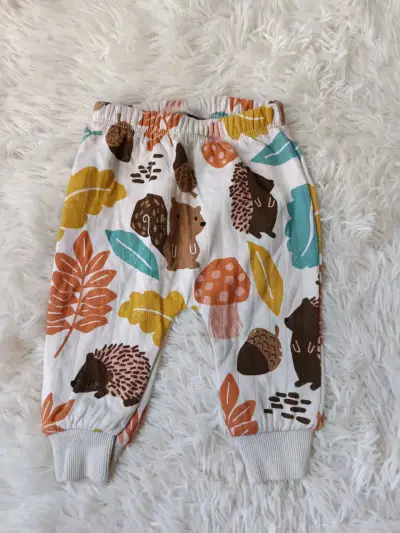 Pantalones de bebé con estampado de animales - miniatura 1