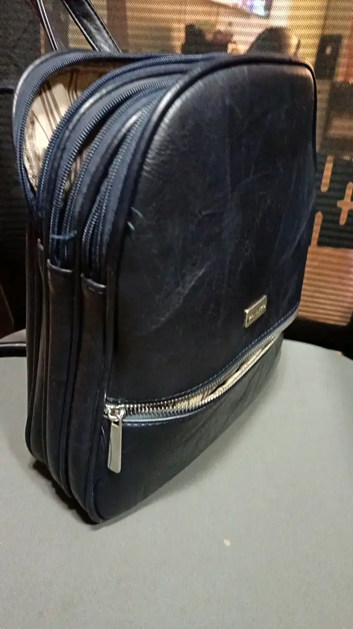 Bolso de cuero azul con múltiples compartimentos - 1