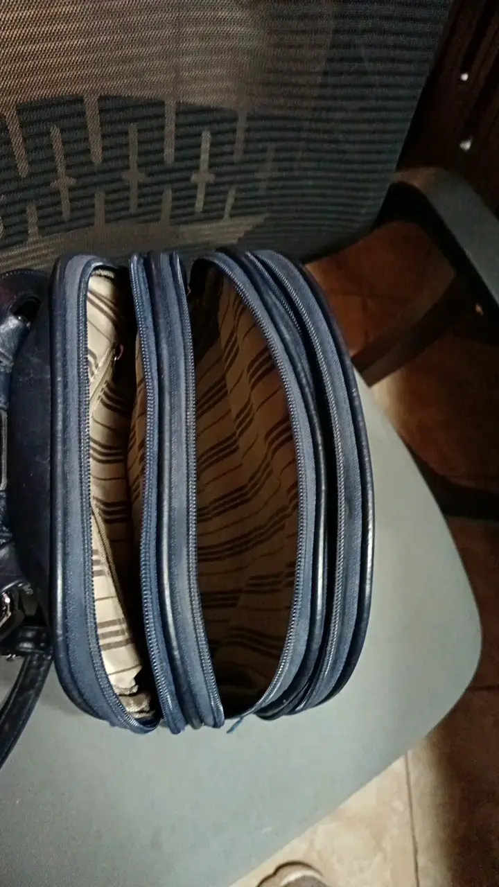 Bolso de cuero azul con múltiples compartimentos - 3